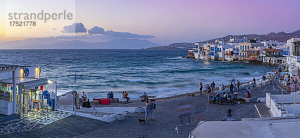 Blick auf Klein-Venedig in Mykonos-Stadt bei Sonnenuntergang  Mykonos  Kykladen  griechische Inseln  Ägäis  Griechenland  Europa