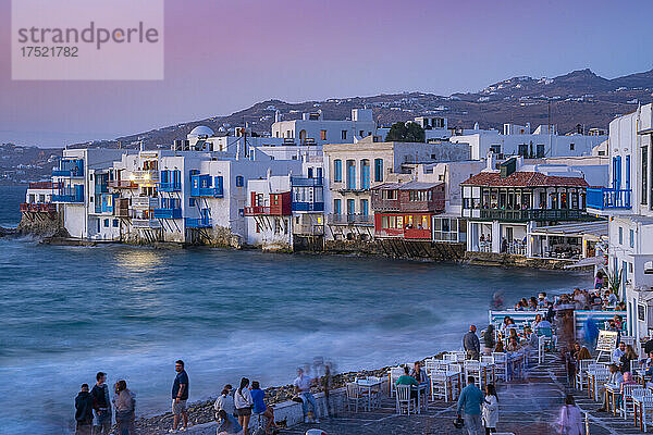 Blick auf Klein-Venedig in Mykonos-Stadt in der Abenddämmerung  Mykonos  Kykladen  griechische Inseln  Ägäis  Griechenland  Europa