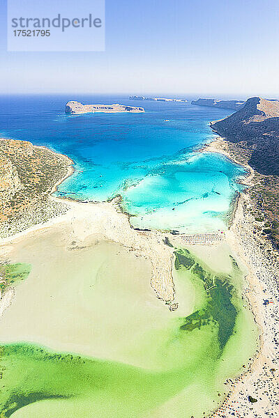 Luftaufnahme des idyllischen smaragdgrünen Wassers der Lagune von Balos und des kristallklaren Meeres  Insel Kreta  griechische Inseln  Griechenland  Europa