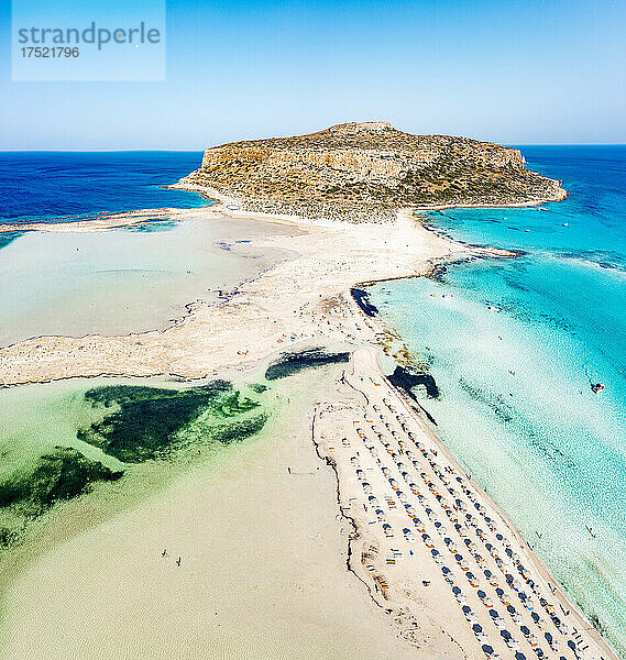 Luftaufnahme des Strandes und der Lagune von Balos  umspült vom türkisfarbenen  klaren Meer  Insel Kreta  griechische Inseln  Griechenland  Europa