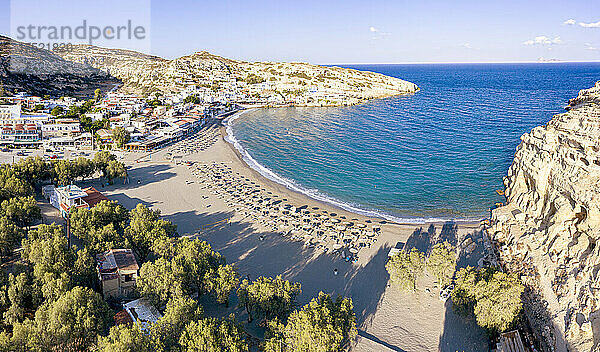 Sonnenaufgang über dem leeren Strand des Badeortes Matala  Kreta  griechische Inseln  Griechenland  Europa