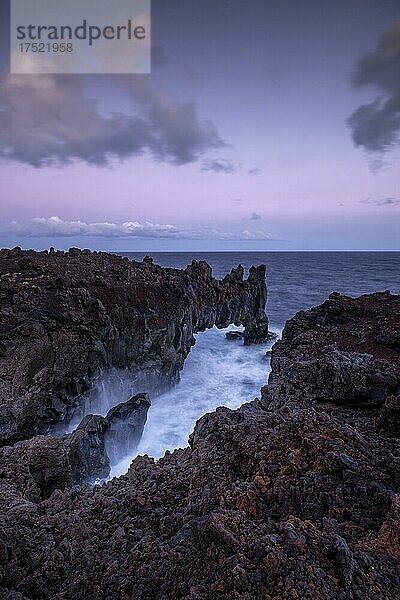 Sonnenaufgang  felsige Lavaküste  Punta de la sal  El Hierro  Kanarische Inseln  Spanien  Europa