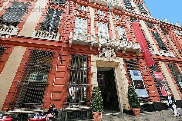 Eingang und rote Fassade von Palazzo Rosso in historische Altstadt von Genua  Genua  Ligurien  Italien  Europa