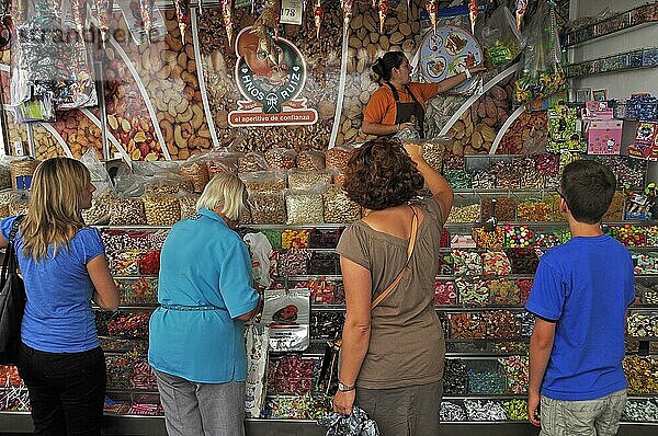 Mehrere Frauen und ein Kind beim einkaufen von Süßigkeiten an einem Stand  Villaricos  Andalusien  Spanien  Europa