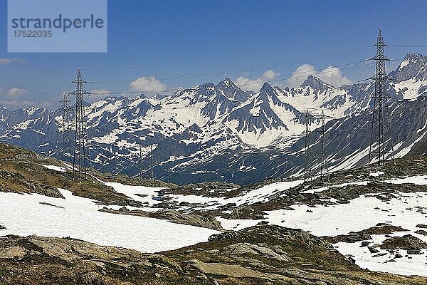 Blick auf Strommasten Überlandleitungen Energieversorgung in Hochgebirge  Hochalpen  Nufenenpass  Wallis  Schweiz  Europa