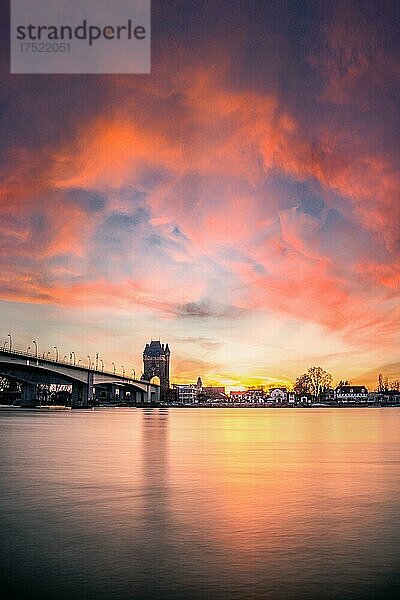 Nibelungenbrücke  Worms  am Rhein  Sonnenuntergang Hessen  Rheinland-Pfalz  Deutschland  Europa