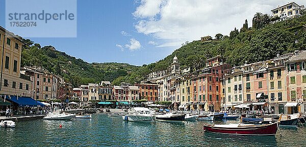 Panoramafoto von Hafen von ehemaliges Fischerdorf Portofino mit kleine Boote in geschützte Bucht und pastellfarbene Häuser  Portofino  Golfo Paradiso  Provinz Genua  Riviera di Levante  Ligurien  Italien  Europa