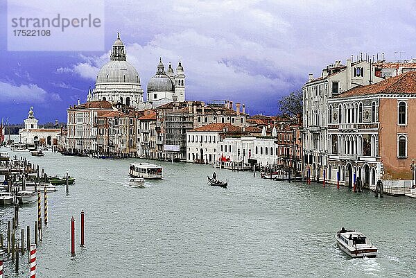 Canal Grande  im Hintergrund Kirche Santa Maria della Salute  Venezia  Venedig  Italien  Europa