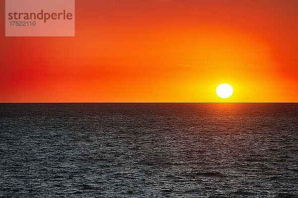 Sonnenaufgang über Meer  orangerot  Hintergrund  Lanzarote  Spanien  Europa