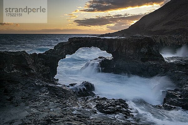 Sonnenaufgang bei Felsbogen Charco Manso  El Hierro  Kanarische Inseln  Spanien  Europa