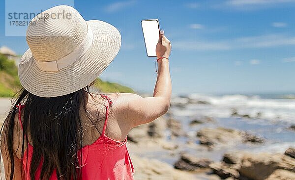 Hut Frau  die Fotos am Meer  Mädchen  die Urlaub Fotos  Rückansicht von Mädchen  die Selfie am Strand