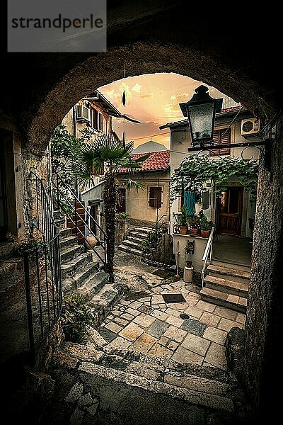 Die Altstadt von Moscenice  ein Bergdorf mit alten Häusern enge Gassen und vielen Stufen und liebe zum Detail  Istrien  Kvarner Bucht  Kroatische Adria  Kroatien  Europa