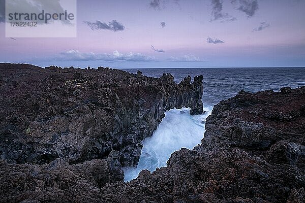 Sonnenaufgang  felsige Lavaküste  Punta de la sal  El Hierro  Kanarische Inseln  Spanien  Europa