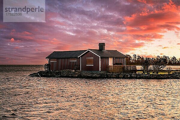 Rotes schwedenhaus im See  Sonnenuntergang in Schweden  Skandinavien