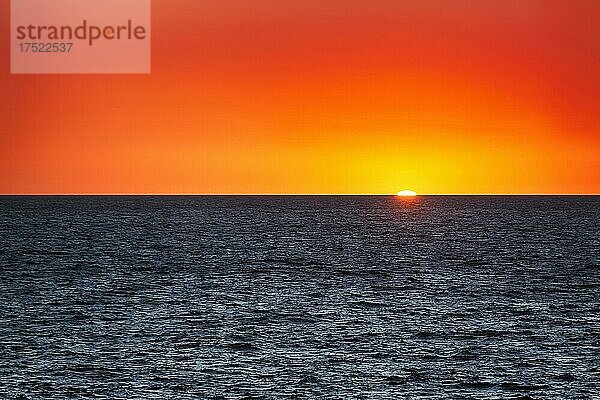 Sonnenaufgang über Meer  orangerot  Hintergrund  Lanzarote  Spanien  Europa