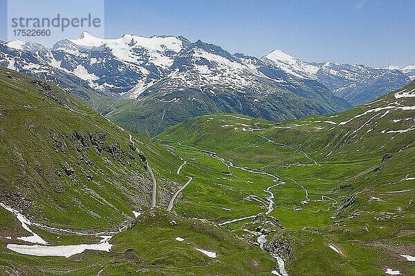 Blick auf Alpenpanorama oberhalb von Baumgremnze mit Bergwiesen unterhalb von Passstraße Col de l'Iseran  Alpes-de-Haute-Provence  Frankreich  Europa