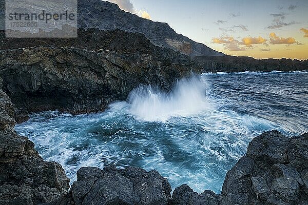 Sonnenaufgang  felsige Lavaküste  Punta de la sal  El Hierro  Kanarische Inseln  Spanien  Europa