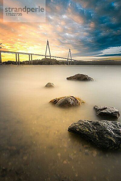 Die Autobahnbrücke von Uddevalla  Sonnenuntergang  Langzeitbelichtung über einem fjord  Schweden  Skandinavien  Europa