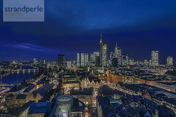 Skyline bei Nacht  Taunusturm  Tower 185  Commerzbank  Messeturm  EZB Europäische Zentralbank  HelaBa  Hessische Landesbank  Deutsche Bank  vom Frankfurt Dom  Frankfurt am Main  Hessen  Deutschland  Europa