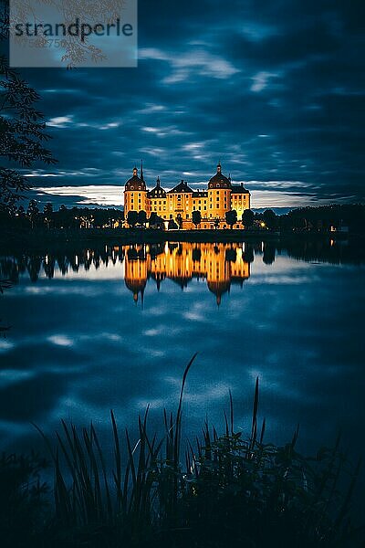 Beleuchtetes Schloss Moritzburg bei Abenddämmerung  Blaue Stunde  Wasserspiegelung im See  Sachsen  Deutschland  Europa