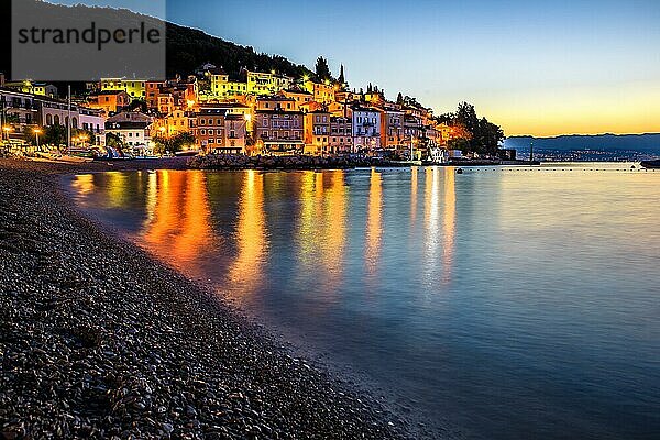 Altstadt an Adriaküste bei Nacht  Moscenicka Draga  Gespannschaft Primorje-Gorski kotar  Kvarner Bucht  Istrien  Kroatien  Europa