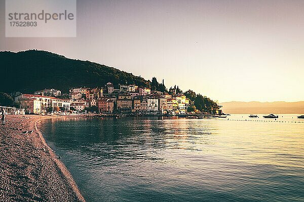 Strand und Meer am Morgen mit blick auf Moscenicka Draga  Istrien  Kroatien  Europa