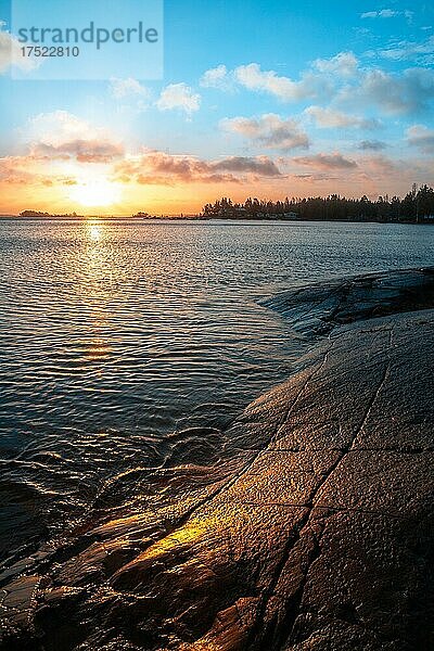 Sonnenaufgang am Strand bei Vita Sandar  sonnenaufgang über dem See Vänern  Schweden  Skandinavien  Europa