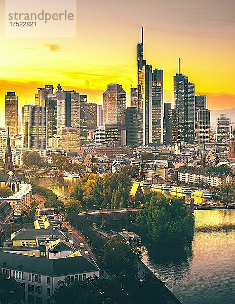 Aussicht über Frankfurt  Blick in den Sonnenuntergang mit Gegenlicht  am Abend  dem fluß Main und die Skyline mit ihren Hochhäuser und Straßen aufgenommen vom Lindner Hotel  Hessen  Deutschland  Europa