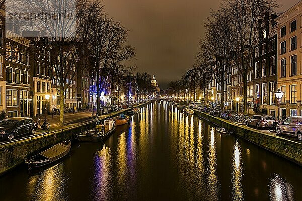 Grachten oder Canals of Amsterdam in der Nacht  Amsterdam  Niederlande  Europa