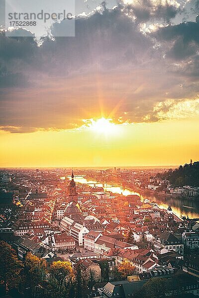 Aussicht auf die Altstadt und den Fluss Neckar  Heidelberg  Baden-Württemberg  Deutschland  Europa