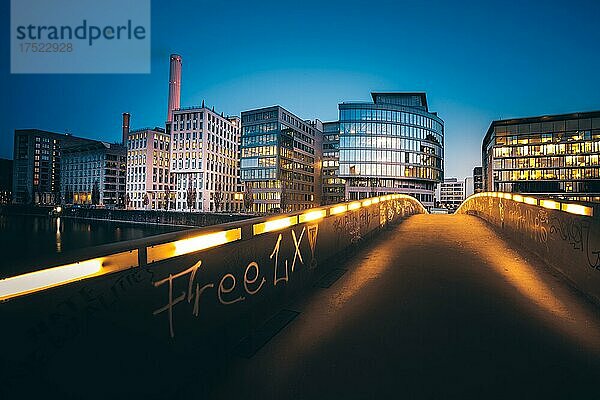 Brücke zur blauen Stunde  Bürogebäude  morgens  Frankfurt am Main  Hessen  Deutschland  Europa