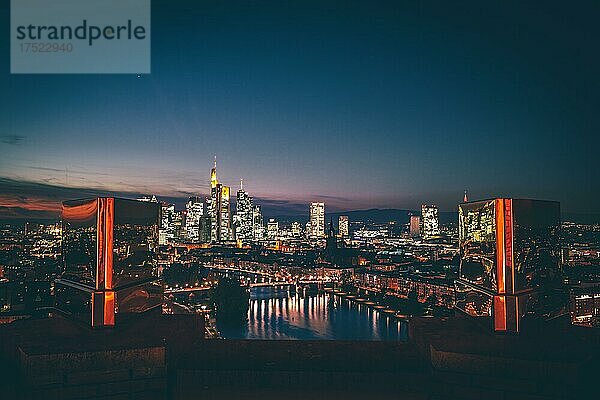 Aussicht über Frankfurt  Blick in den Sonnenuntergang mit Gegenlicht  am Abend  dem fluß Main und die Skyline mit ihren Hochhäuser und Straßen aufgenommen vom Lindner Hotel  Hessen  Deutschland  Europa