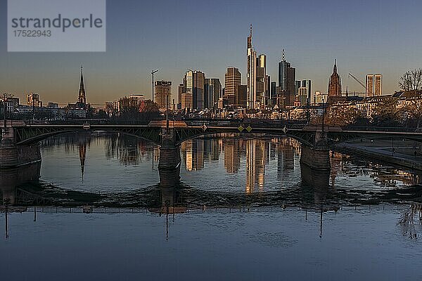 Die Alte Brücke über den Main mit Skyline  Hochhäuser im Bankenviertel im Morgenlicht  Frankfurt am Main  Hessen  Deutschland  Europa