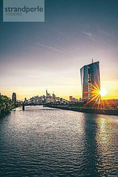 Die neue Europäische Zentralbank  EZB  vor der Skyline von Frankfurt bei Sonnenuntergang  Frankfurt am Main  Hessen  Deutschland  Europa