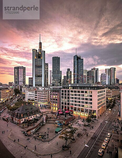 Die Hauptwache  Blick von oben auf einen Platz mit Geschäften und Restaurants  im Hintergrund die Skyline und ein romantischer Sonnenuntergang  Frankfurt  Hessen  Deutschland  Europa