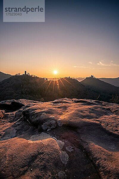 Aussichtspunkt auf einem Sandstein  im Herbst und Winter Sonnenaufgang am Morgen  Dahn  Pfälzerwald  Rheinlandpfalz  Deutschland  Europa