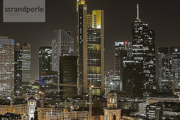 Skyline bei Nacht  Taunusturm  Tower 185  Commerzbank  Messeturm  EZB Europäische Zentralbank  HelaBa  Hessische Landesbank  Deutsche Bank  vom Frankfurt Dom  Frankfurt am Main  Hessen  Deutschland  Europa