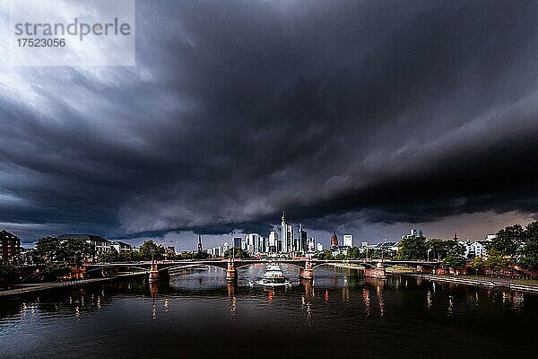 Skyline von Frankfurt  Blick über die Alte brücke und den Fluss Main  eIn Gewitter zieht über die Stadt  Tramatische Böenwalzen  Frankfurt am Main  Hessen  Deutschland  Europa