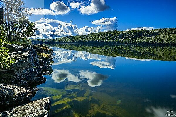 See mit Spiegelung von Wäldern und Wolken  der See Ärr am Tag  Schweden  Skandinavien  Europa