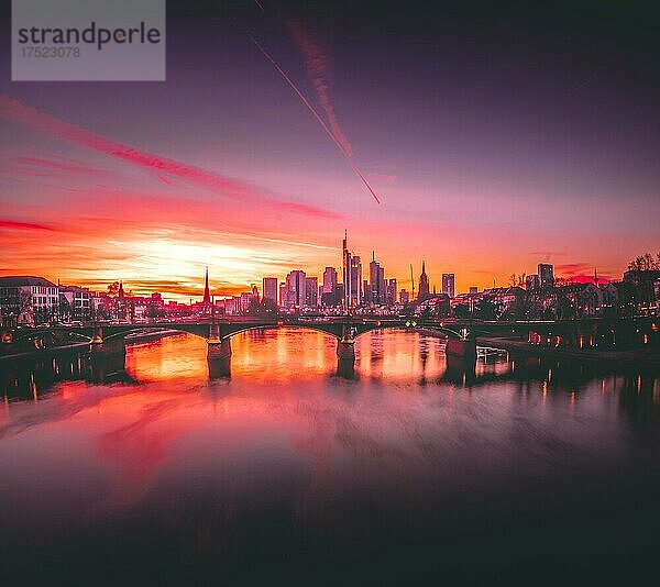 Rosa Sonnenuntergang über dem Fluss Main  Beleuchtete Skyline der Stadt Frankfurt am Main  Hessen  Deutschland  Europa