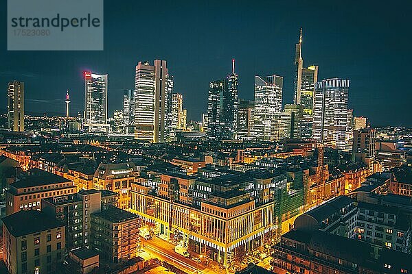 Skyline von Frankfurt bei Nacht  Frankfurt am Main  Hessen  Deutschland  Europa
