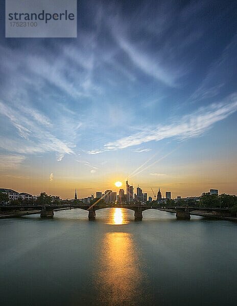 Blick auf Frankfurt und die Skyline von Frankfurt  Commerzbank  Hessische Landesbank  Deutsche Bank  Europäische Zentralbank  Skyper  Sparkasse  DZ Bank  Langzeitbelichtung  Sonnenuntergang  mit sonnenstern  Frankfurt  Hessen  Deutschland  Europa