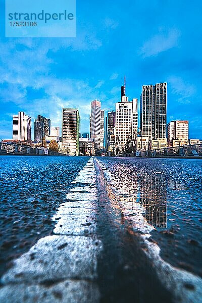 Skyline blick  leere Straße am Morgen mit wolken  mittellienie  Untermainbrücke  Frankfurt  Hessen  Deutschland  Europa