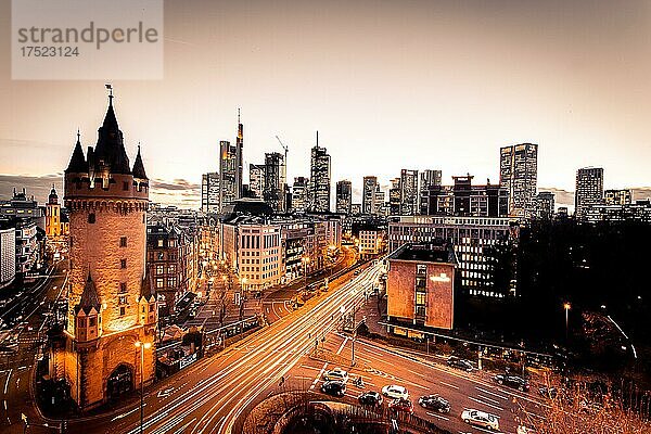 Aussicht über das beleuchtete Frankfurt in der Nacht  wohnen arbeiten in einem Quatier  Hochhäuser und Straßen aufgenommen vom Maintower  Hessen  Deutschland  Europa