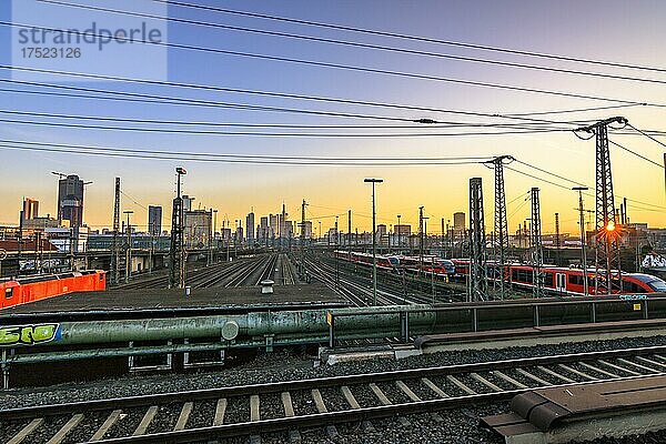 Blick über die Schienen mit Zug am Frankfurter Hauptbahnhof  im Hintergrund die Skyline  Hessen  Deutschland  Europa