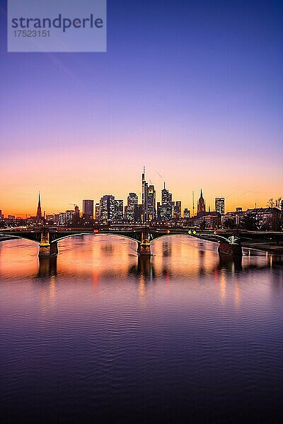 Beleuchtete Skyline mit Commerzbank  Hessische Landesbank  Dom  Opernturm  Deutsche Bank  vorne die Alte Brücke  Hinten der Lila sonnenuntergang Frankfurt  Hessen  Deutschland  Europa