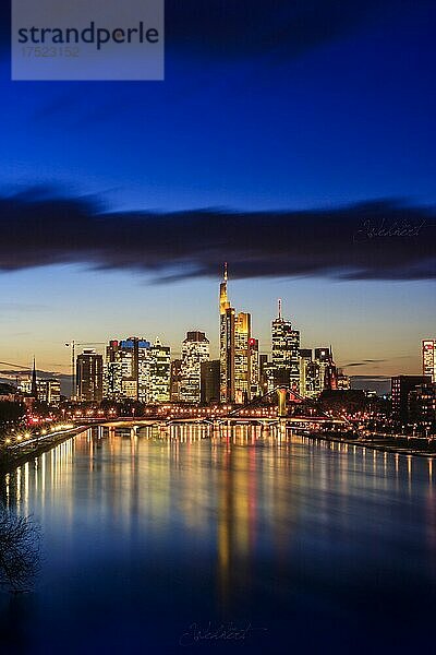 Blick über den Main. Skyline von Frankfurt am Main bei Nacht  Langzeitbelichtung  Frankfurt am Main  Hessen  Deutschland  Europa