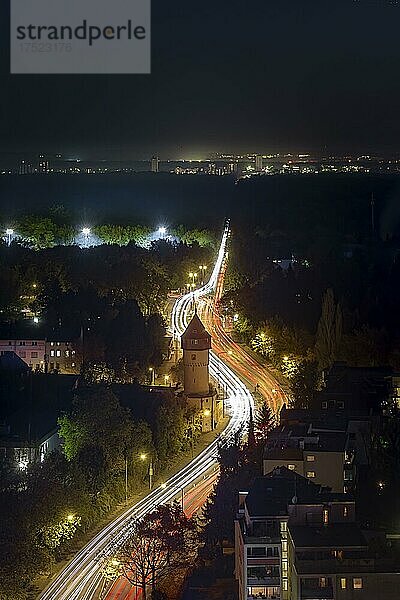 Langzeitbelichtung einer Straße von oben  Nachtaufnahme  Frankfurt am Main  Hessen  Deutschland  Europa