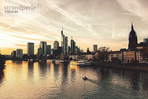 Blick über den Main auf die Skyline von Frankfurt am Main im Sonnenuntergang  Hessen  Deutschland  Europa