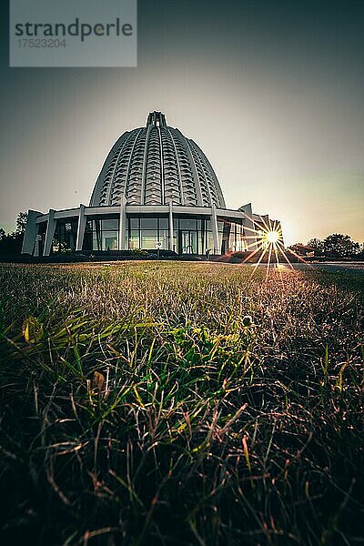 Bahai tempel langenhain zum Sonnenaufgang  tollel Kuppelkonstruktion  mit sonnenstern hessen  Deutschland  Europa